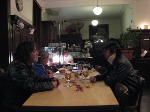 Aufnahmen im Platanenhof, Stammtisch