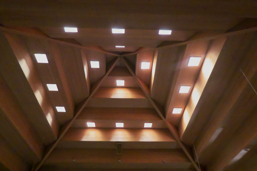 Kirche Madgen Kuppel aus Holz