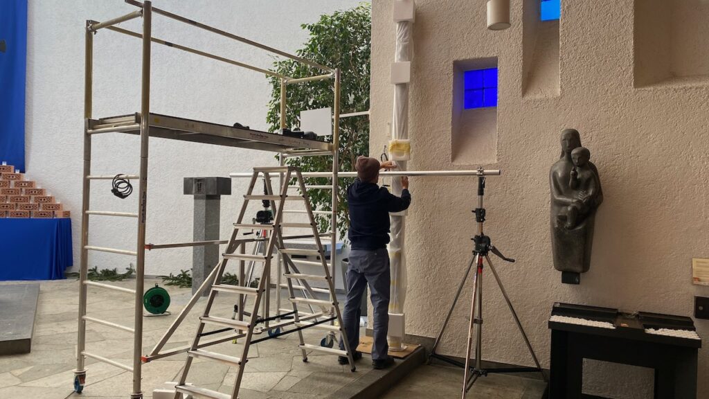 Montage des Lautsprechers mit Gerüst und Kurbelstativ