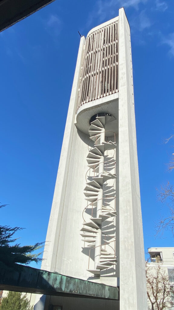 Der Kirchturm der Kirche Bruder Klaus in Birsfelden