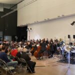 Orchester spielt, Ansicht von der Seite