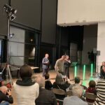 Alex Frei jongliert mit Ball, neben der Bühne