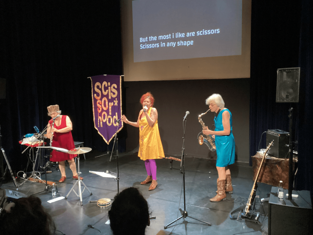 Les Reines Prochaines spielen auf der Bühne vom Theatro Palazzo Liestal