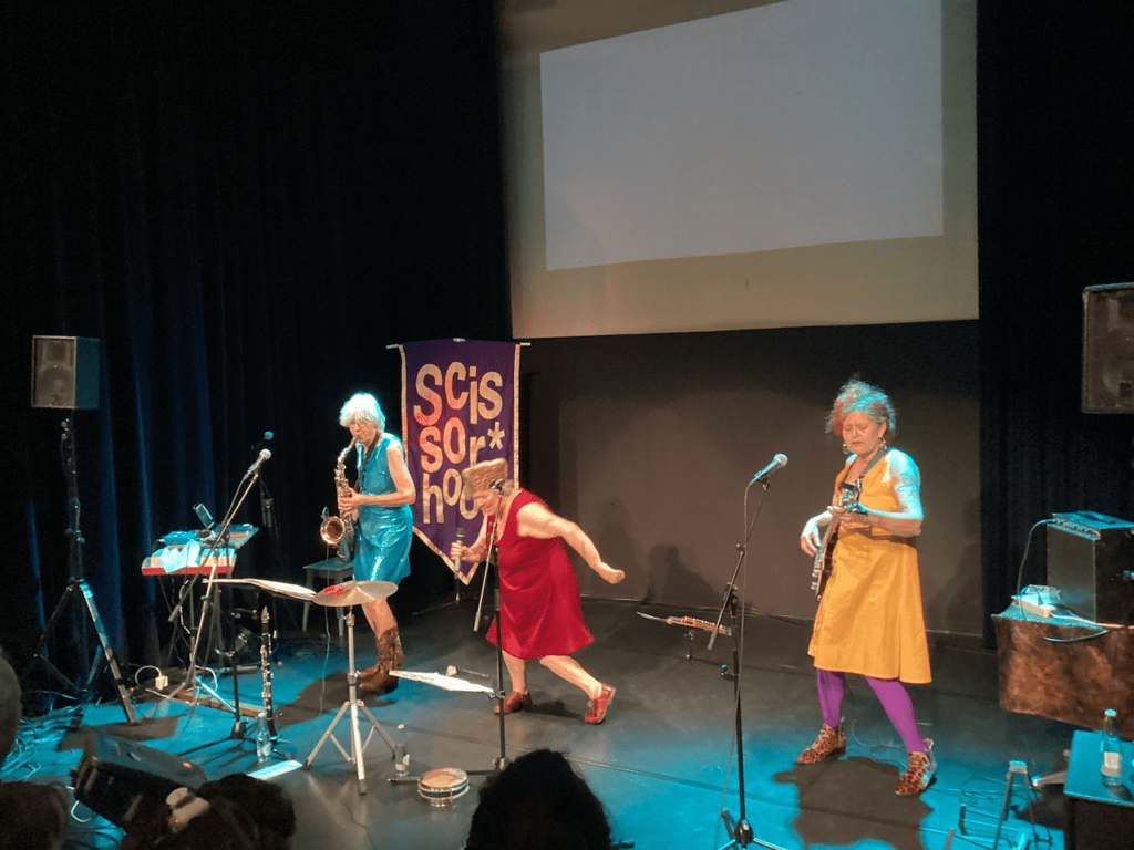 Les Reines Prochaines spielen auf der Bühne vom Theatro Palazzo Liestal