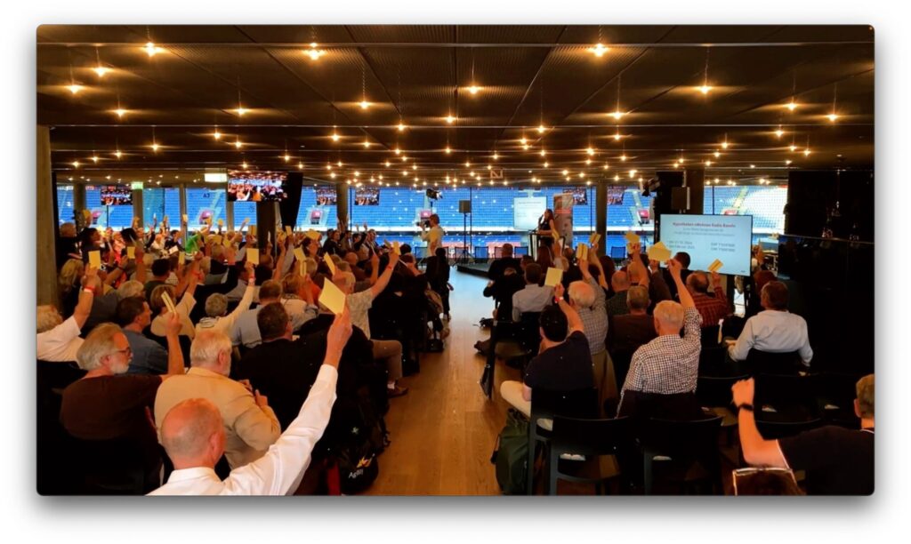 Menschen heben Hände in Versammlung