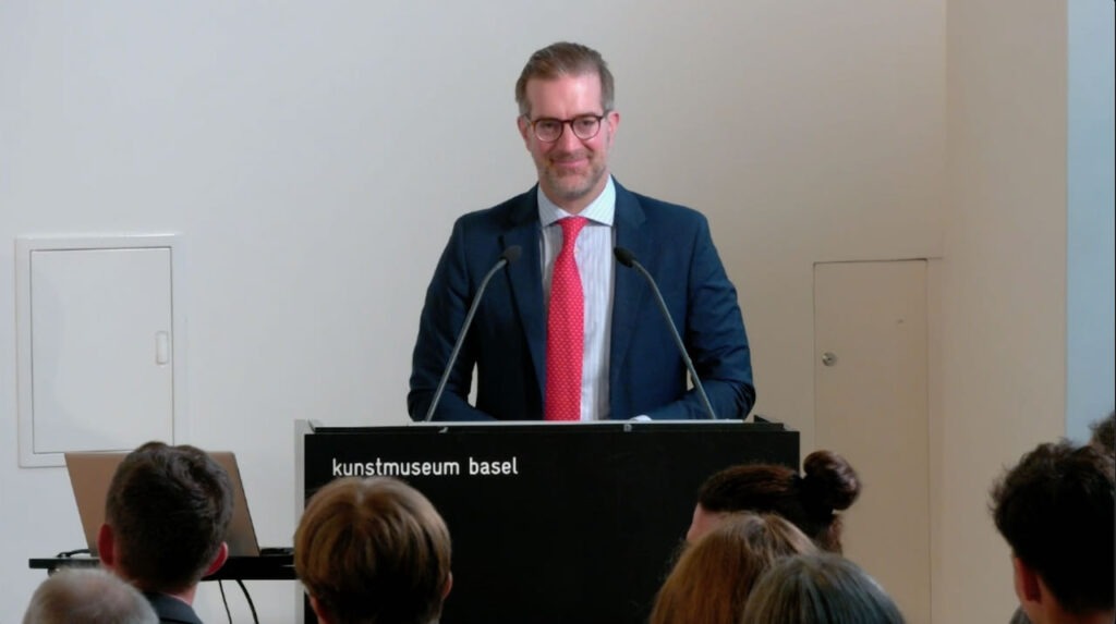 Conradin Cramer, Regierungspräsident Kanton Basel Stadt mit einem Grusswort am Rednerpult.