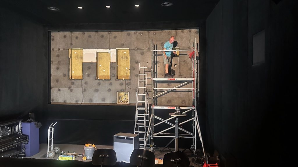 Urs Schenk und Domink Keller installieren die Lautsprecher 