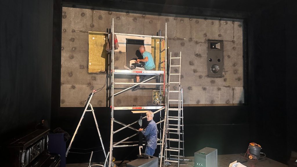 Urs Schenk und Domink Keller installieren die Lautsprecher 