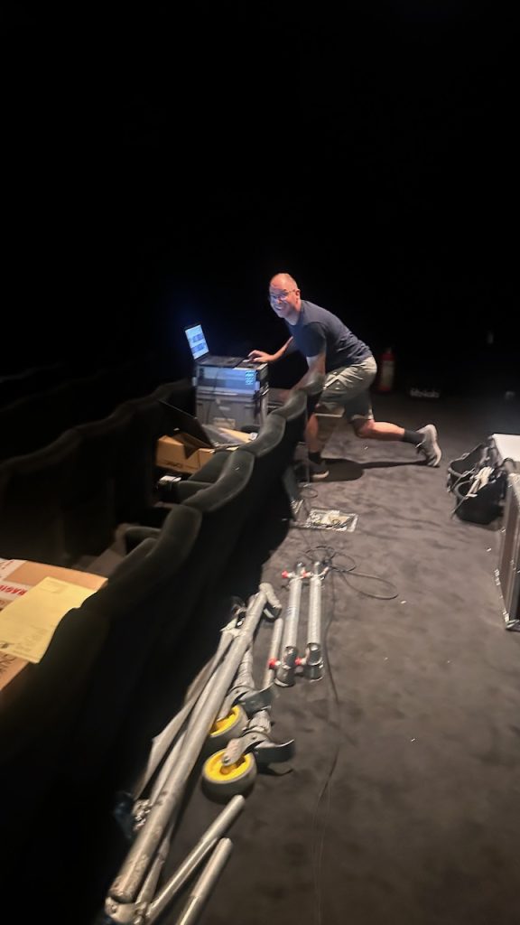 Urs Schenk beim Einmessen der Tonanlage