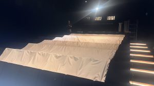 die alte Leinwand ausgebreitet über die Kinosessel