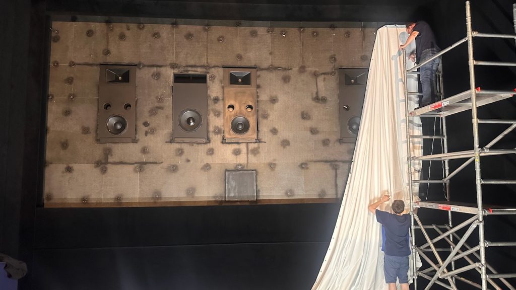 Die neue Leinwand wird durch die Protronic AG installiert