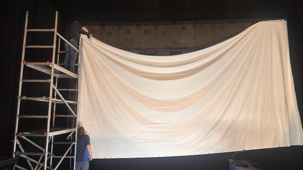 Die neue Leinwand wird durch die Protronic AG installiert