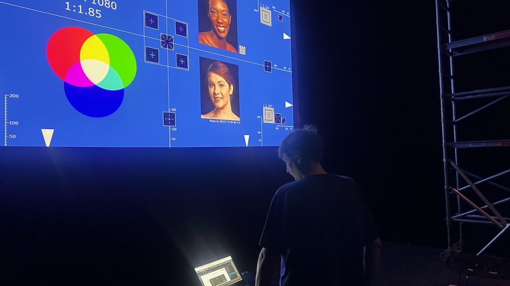 Der neue DCP Christie-Projektor wird durch Remi Engler kalibriert