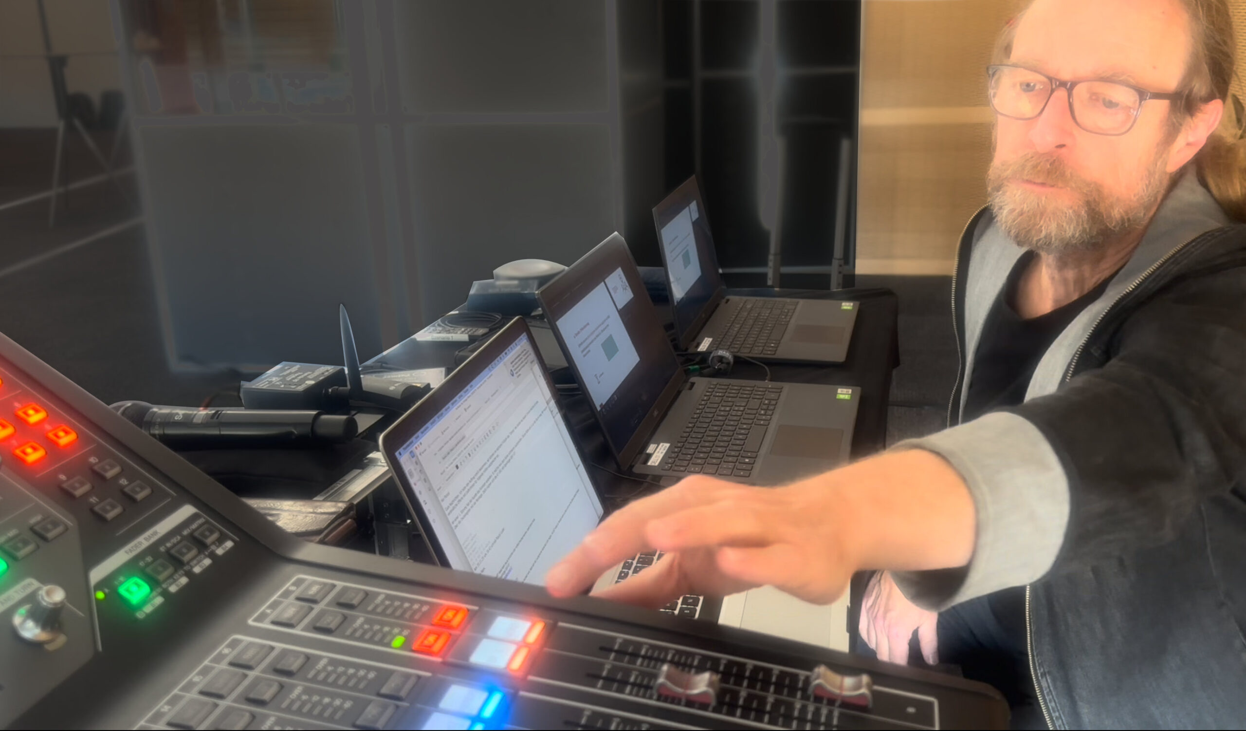 Raphael bedient mehrere Computer