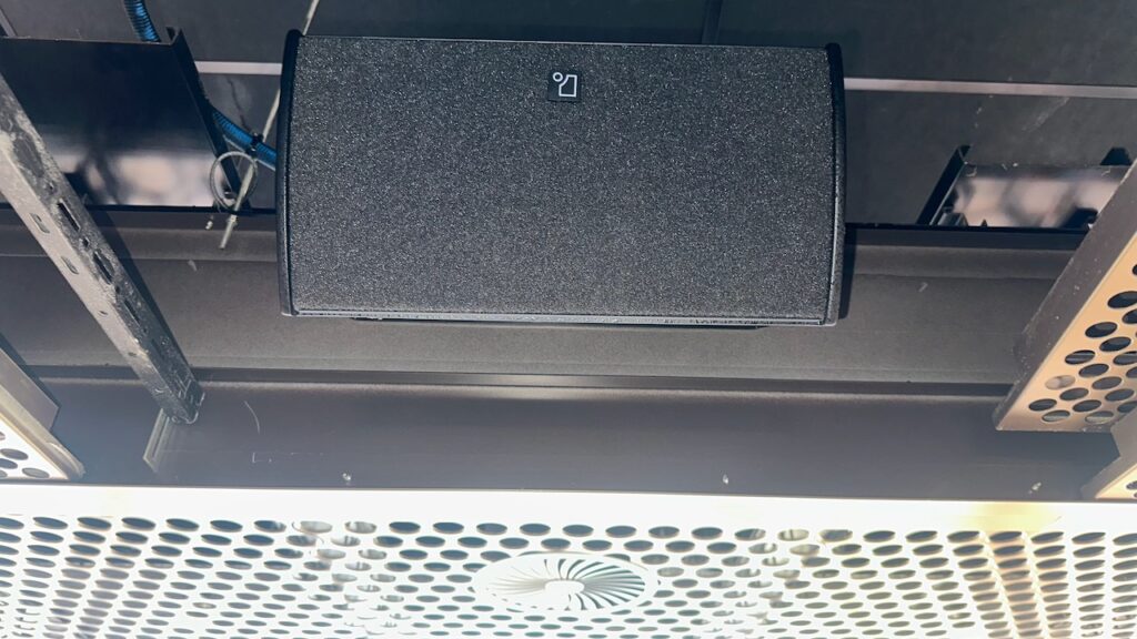 Ein Lautsprecher von Fohhn über dem Deckengitter