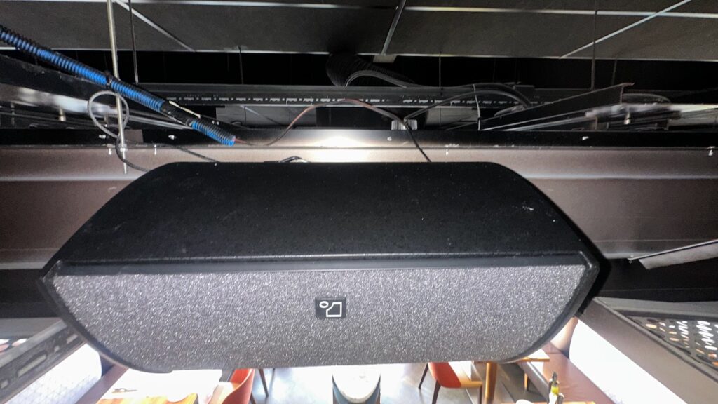 Ein Lautsprecher von Fohhn über dem Deckengitter