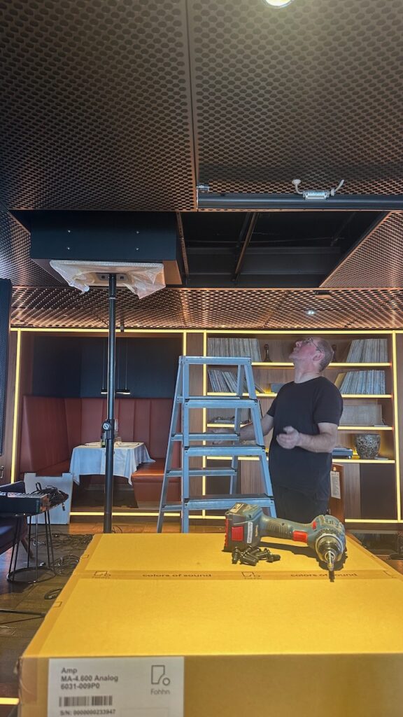 Ein Kurbelstativ stützt bei der Montage den Lautsprecher