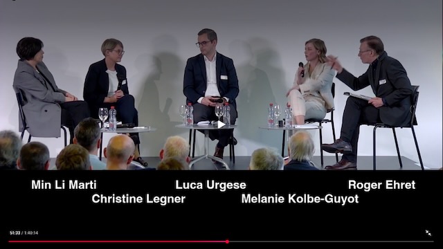 Podiumsdiskussion mit mehreren Teilnehmenden.