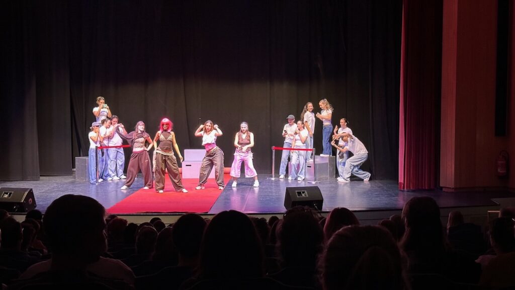 Theateraufführung mit vielen Darstellern