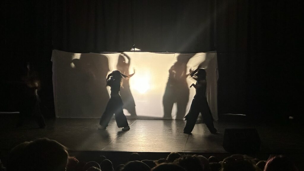 Tanzende Silhouetten vor einem Licht