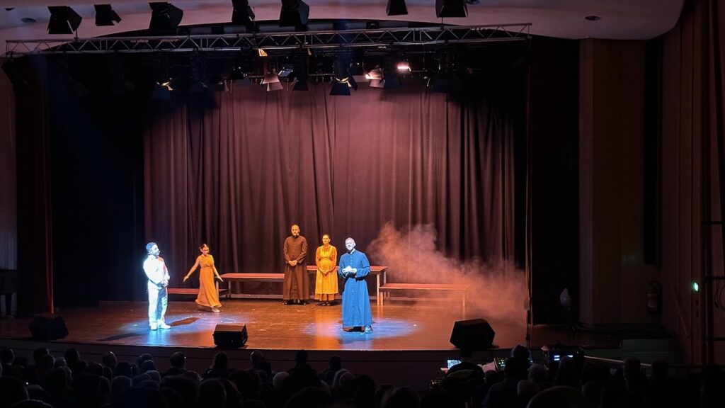 Theateraufführung mit mehreren Darstellern