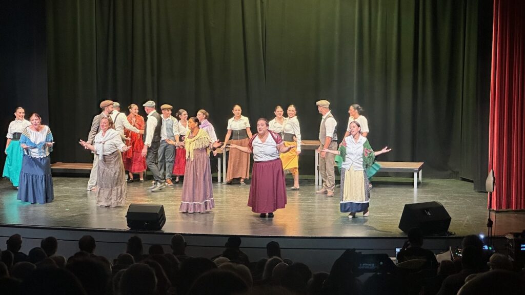 Theateraufführung mit traditioneller Kleidung