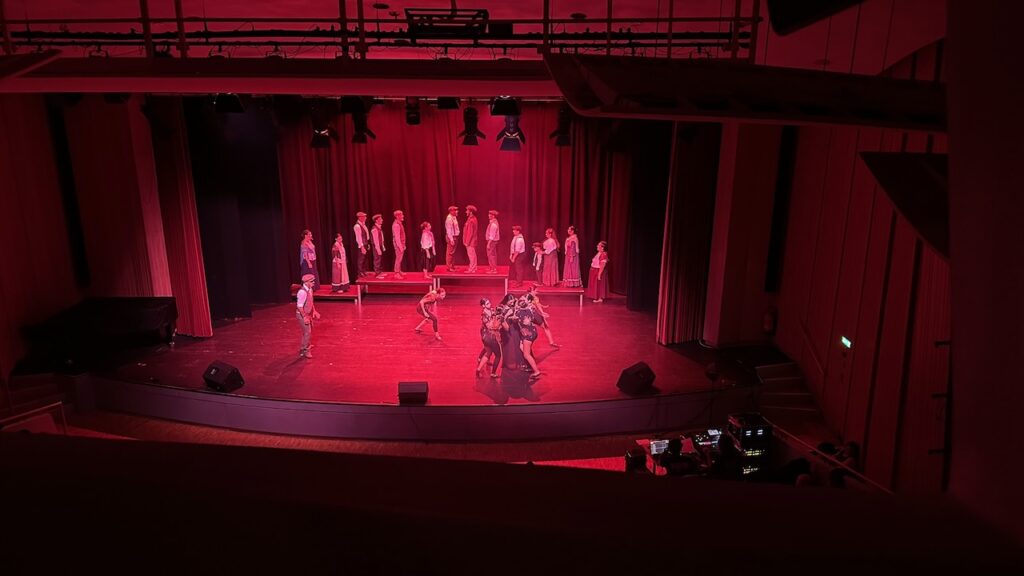 Theateraufführung mit roten Lichtern