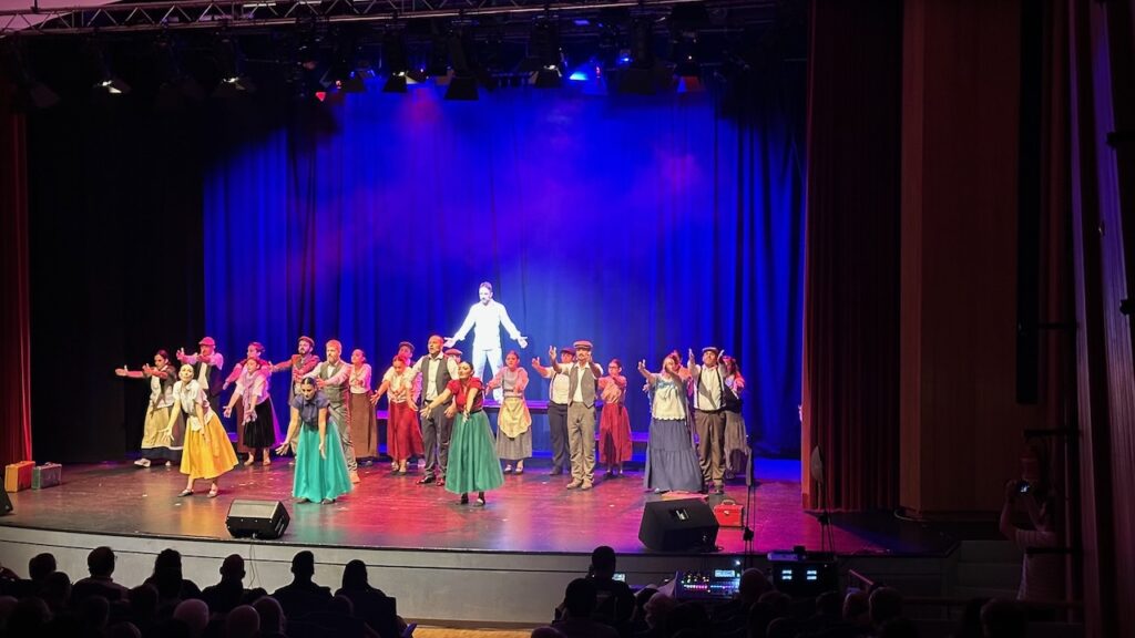 Theateraufführung mit bunten Kostümen