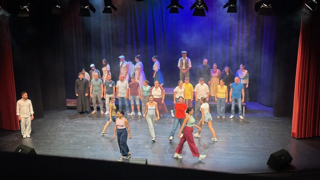 Theateraufführung mit vielen Darstellern