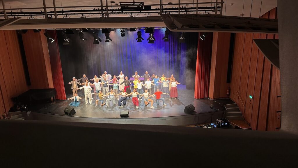 Theateraufführung mit vielen Darstellern